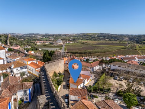 Moradia junto das muralhas do Castelo de Óbidos