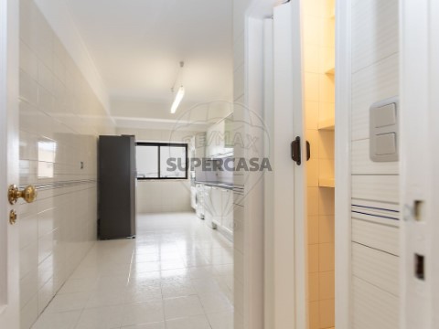 Apartamento T3 em Carnide, Lisboa