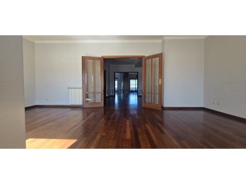 T5 duplex com garagem fechada e, S. Vítor
