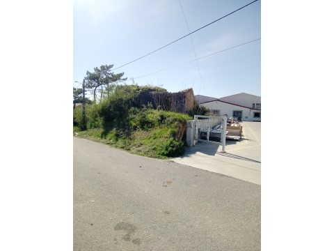 Casa e Terreno c/área total de 400 m2.