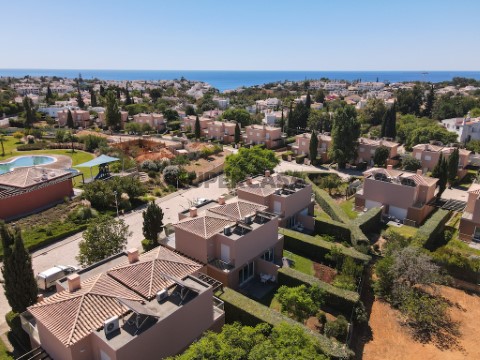 Moradia com piscina e amplas zonas verdes localizados no Carvoeiro, Algarve,Portugal.