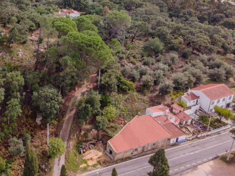 Ruína em Monchique, bons acessos e vistas panorâmicas.
