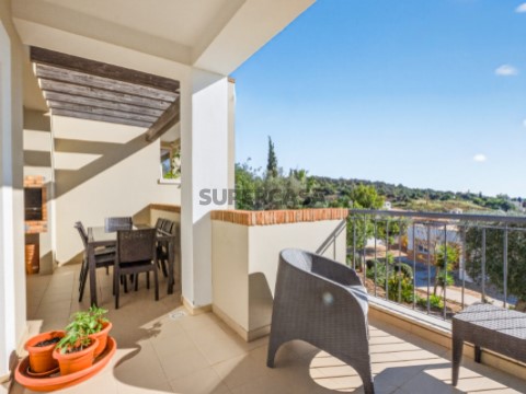 3-Bedroom Semi-Detached House with pool in Mexilhoeira Grande