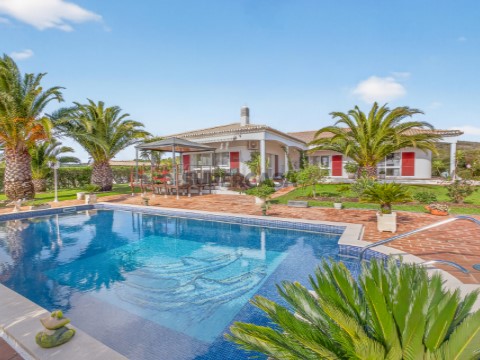 Quinta com garagem, furo e piscina em Bensafrim, Lagos, Algarve, Portugal.