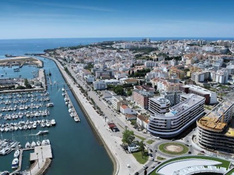 Loja ao lado da Marina em uma zona muito movimentada com montras amplas, Lagos, Algarve, Portugal