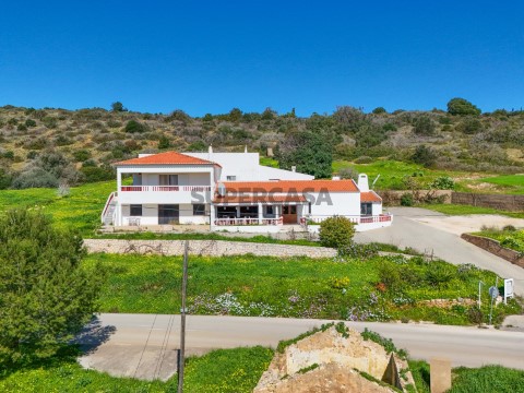 Excelente oportunidade de Negócio -Espaço Comercial + Habitação- Vila do Bispo