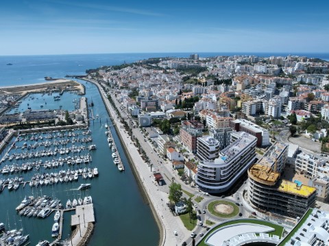 Apartamento T2 num condomínio de luxo com piscinas e Jacuzzi na cobertura oferecendo magníficas vistas sobre o mar