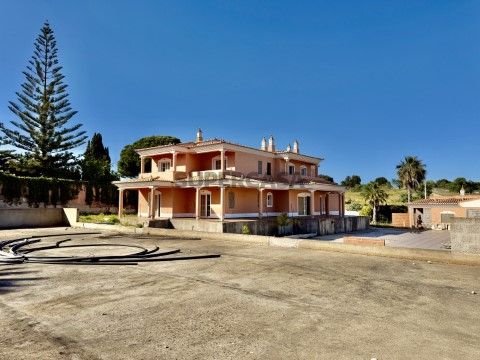 Unfinished villa for sale, with swimming pool, land with 3,400 mts2, a few minutes from the Golf in Lagos, Algarve