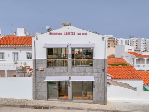 Edifício Comercial de 3 Pisos com Elevador - Lagos - Exclusivo