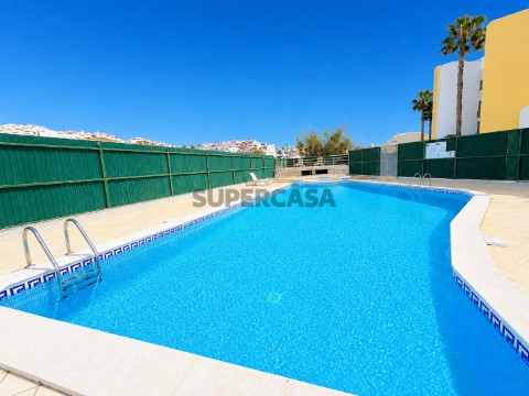 T2 em Lagos com piscina junto à Marina