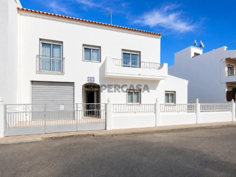 Villa with 5 bedrooms, garage and an annex in Ferragudo, Algarve.