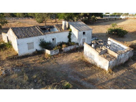 Vende-se Ruina inserida num terreno com área de 9320m2 com projeto aprovado.