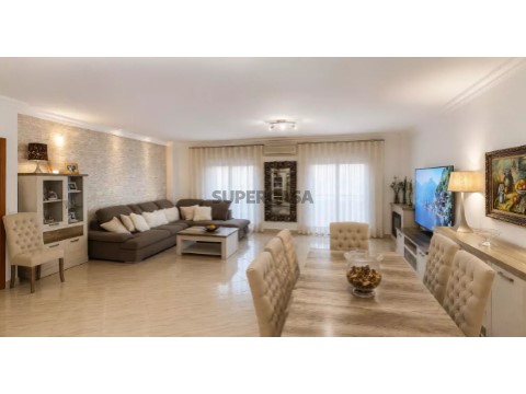 Vende-se apartamento T3 seminovo em Olhão , com 157 M2 e lugar de garagem .