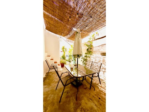 Moradias típicas de Olhão com 110 m2 com quintal e terraço ,no centro .