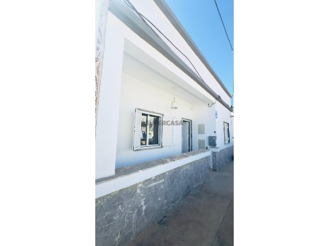 Moradia em Olhão ,renovada com 3 quartos, Pátio e Terraços .