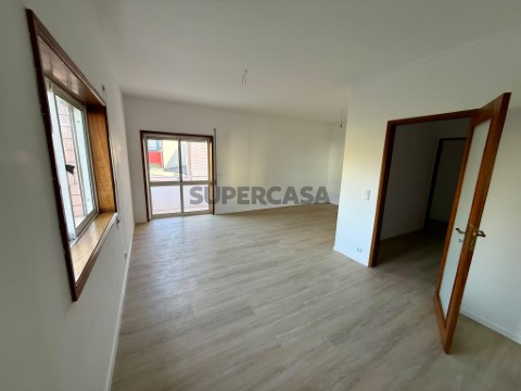 Apartamento T2 na Rua Padre Joaquim das Neves, Baguim do Monte (Rio Tinto)