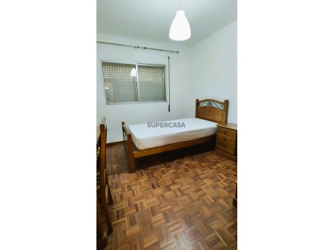 Quartos em apartamento T4 - mobilado e equipado (Raparigas ESTUDANTES)