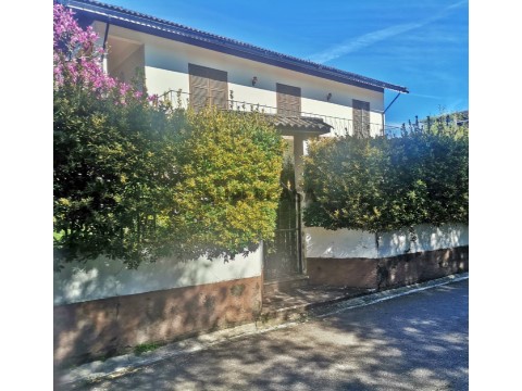 Moradia de r/c, 1º andar, adega, anexos, garagens e terreno