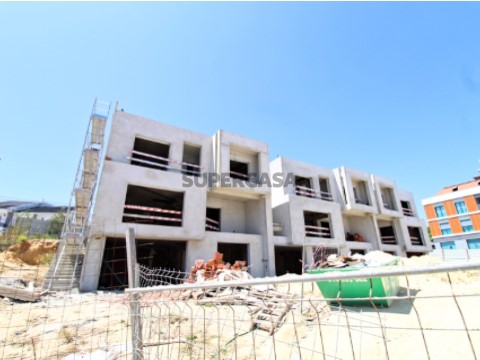 Excelente moradia geminada em construção em Vale de Milhaços em Corroios
