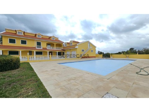 Quinta com Moradia Isolada T5 com terreno garagem piscina em Azambuja Aveiras