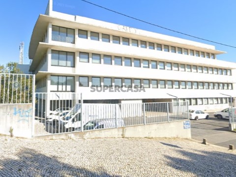 Parqueamento 15 m² no Edifício Tascõa em Massamá perto da estação de rio de mouro