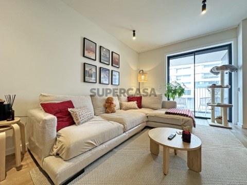 Sala - Apartamento T2 C/ 2 Suites e Piscina - Lisboa