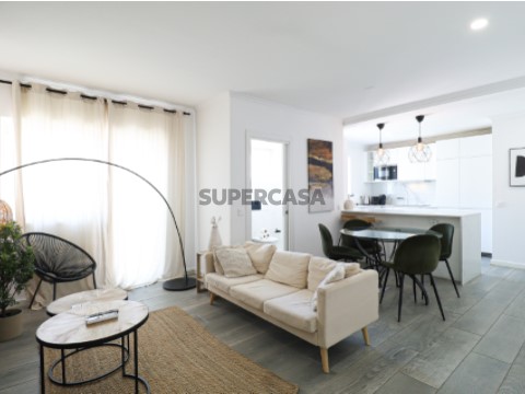 Apartamento T2 totalmente remodelado e equipado no Largo do Rato em Lisboa