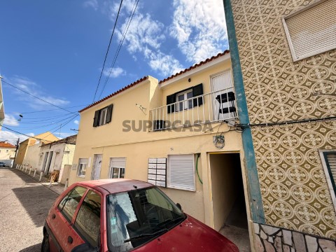 Prédio totalmente recuperado com 10 frações em Sacavém e Prior Velho, Loures.
