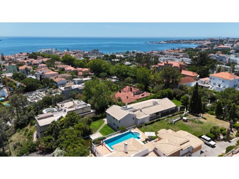 Moradia Isolada no Estoril com piscina garagem e espaços verdes