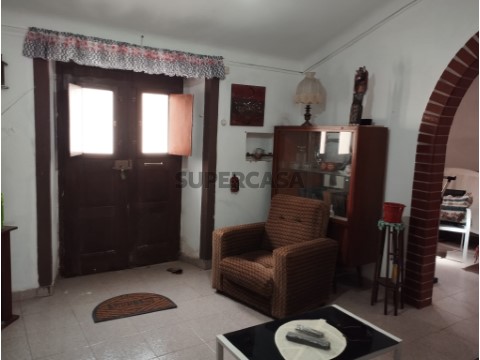 Doppelhaushälfte 2 Zimmer auf Rua General Humberto Delgado, Bencatel
