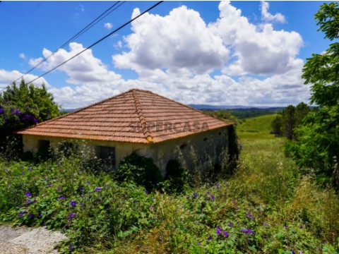 Moradia T2 para restaurar - Montes