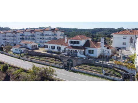 Moradia Senhorial Bifamiliar T10, Turquel