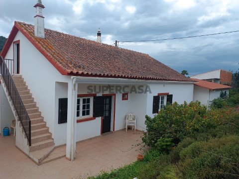 V3 isolada com vista para a serra, inserida num lote com 1.500m2