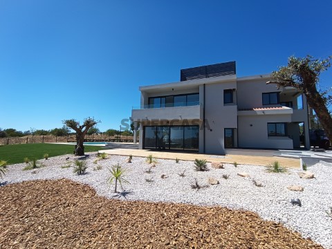 Para venda em Quarteira moradia com piscina e 7 quartos