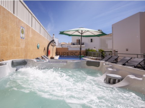 Fantástica Moradia para venda em Albufeira com piscina no centro da cidade