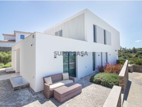 Villa T5 Triplex em Estrada do Poço de Pau, São Clemente