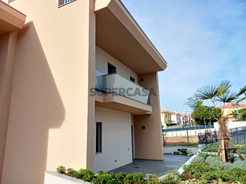 Moradia T4 com piscina e jardim