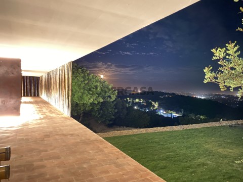Moradia T3+1 de Arquitetura contemporânea com vistas até ao mar em Santa Bárbara