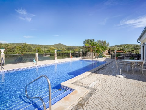 Villa Amarela de 3 quartos com amplo Terreno em Paderne