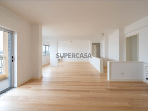 Apartamento T4 para Arrendamento Anual no Centro de Faro