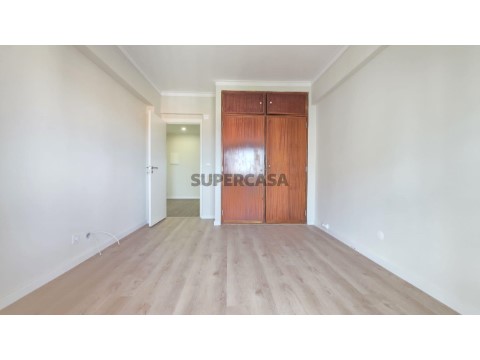 Apartamento T2 em Mina de Água, Amadora