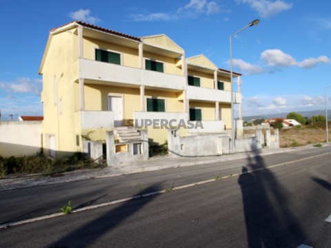 Moradias inacabas em Valado dos Frades, Nazaré (84)