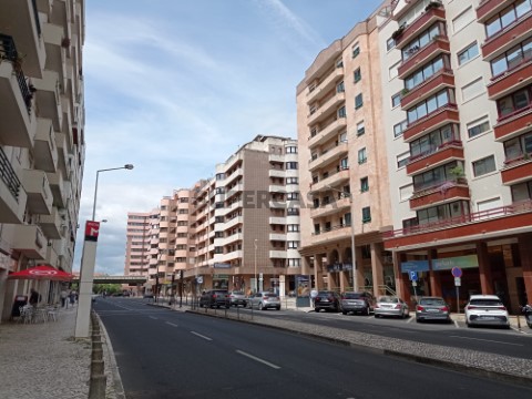 Apartamento T3 totalmente remodelado, situado na prestigiada Estrada da Luz