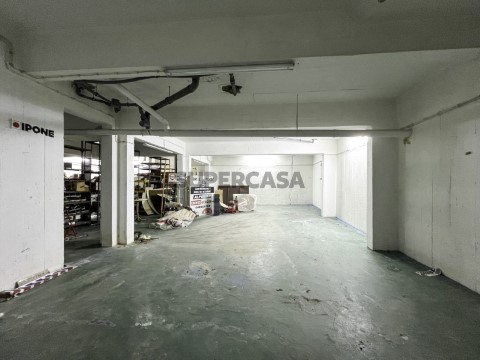 Garage und Geschäft zum Verkauf im Zentrum von Portimão!