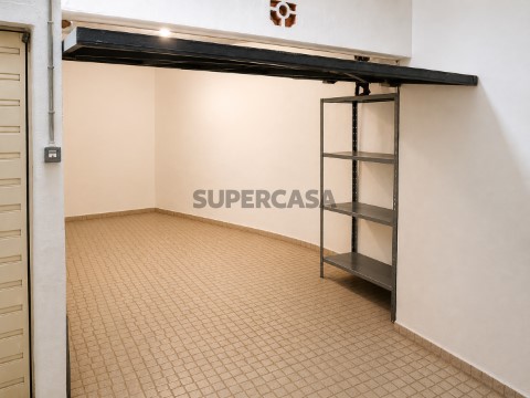 Garagem para Venda e Arrendamento Anual em Portimão