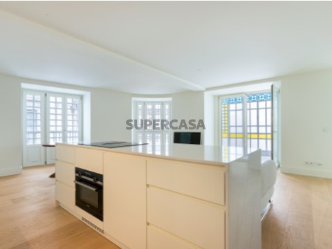 2 bedroom flat Lisbon living room
