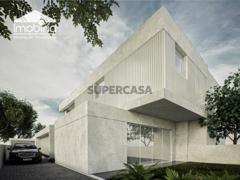 Moradia T3 Duplex na Rua da Floresta, Esgueira