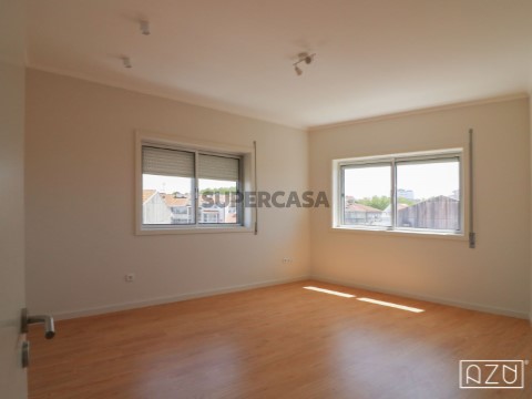 AZU Imobiliária - Combatentes, Porto - Apartamento T2