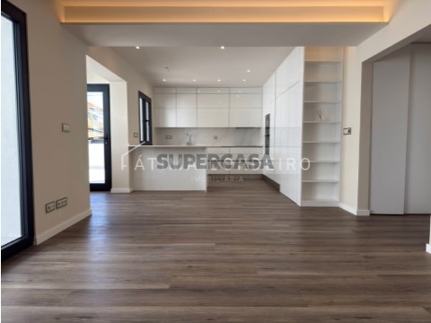 T4 de Luxo com Terraço de 115 m² no Coração de Almada