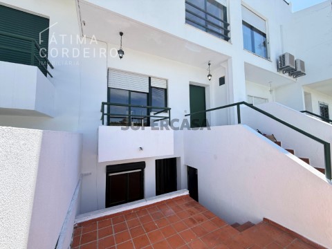 Moradia em Banda T4 no Feijó - Espaço, Conforto e Excelente Localização